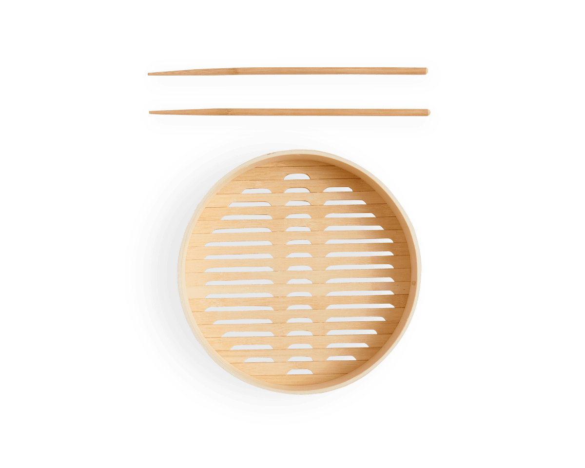 Panier vapeur en bambou avec baguettes et feuilles de cuisson