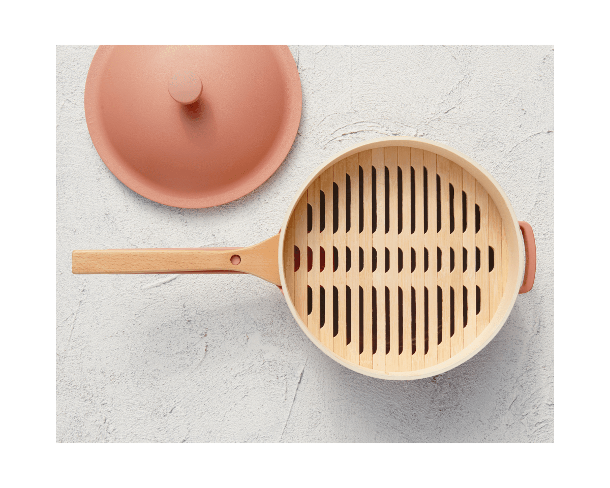 Panier vapeur en bambou avec baguettes et feuilles de cuisson