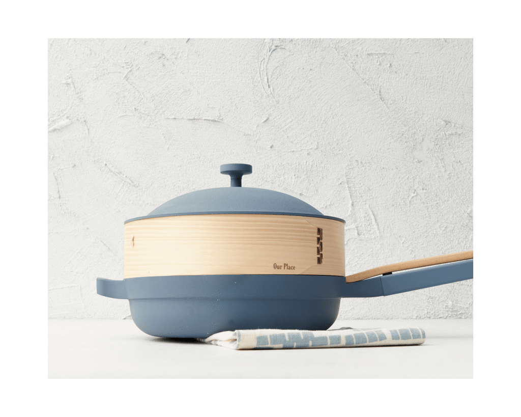 Panier vapeur en bambou avec baguettes et feuilles de cuisson