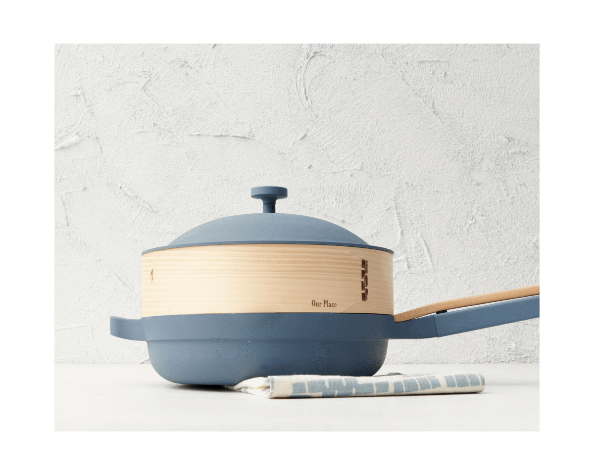 Panier vapeur en bambou avec baguettes et feuilles de cuisson