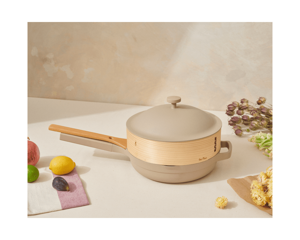 Panier vapeur en bambou avec baguettes et feuilles de cuisson
