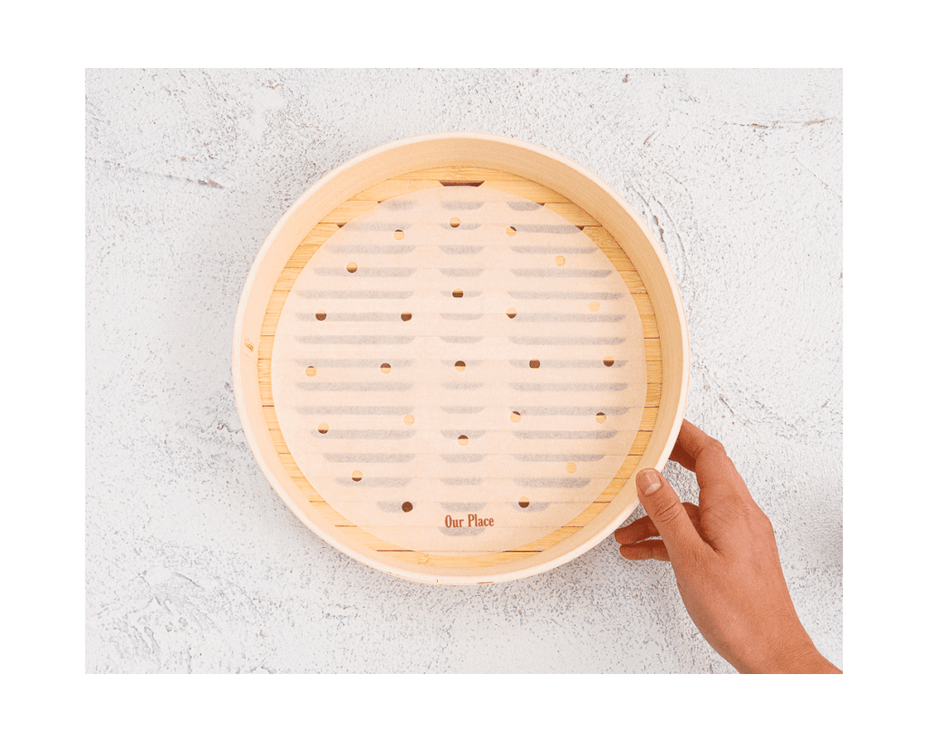 Panier vapeur en bambou avec baguettes et feuilles de cuisson