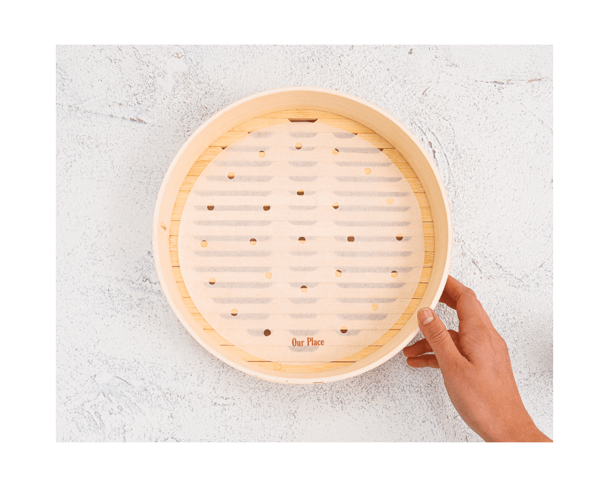 Panier vapeur en bambou avec baguettes et feuilles de cuisson